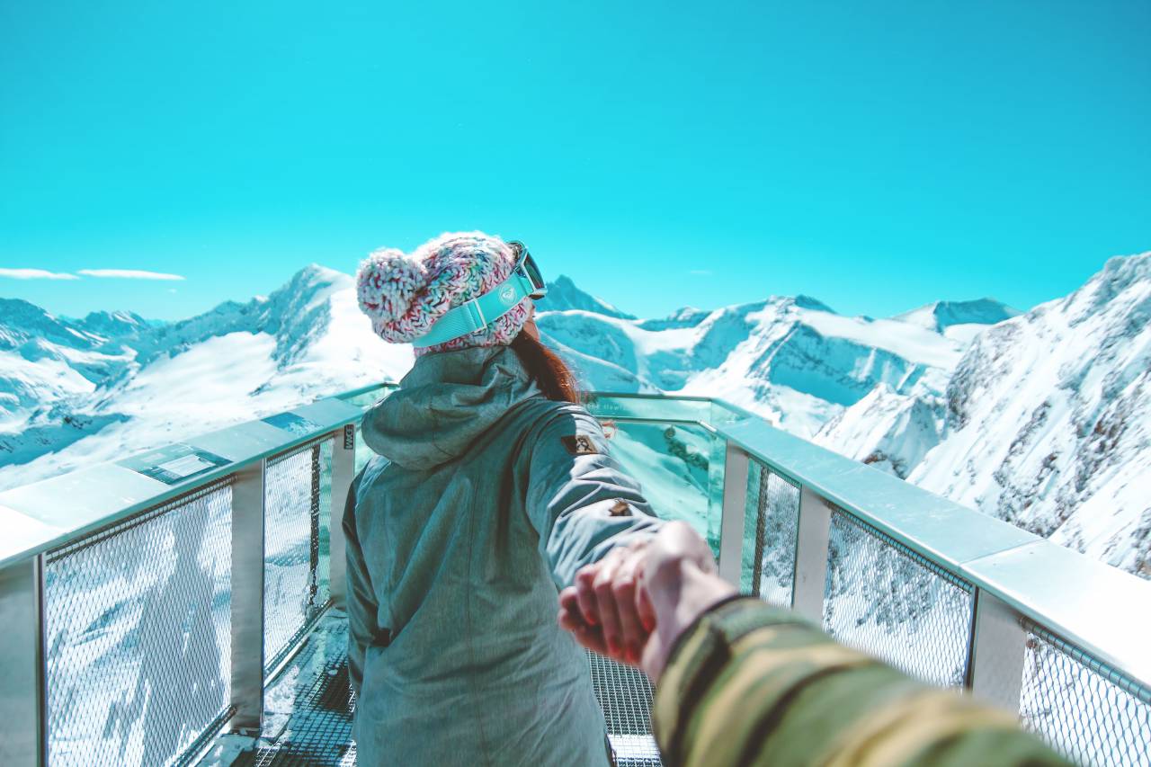 montaña, tierras altas, azul, cielo, cumbre, cresta, paisaje, naturaleza, valle, colina, nieve, invierno, ver, viajar, gente, pareja, tomados de la mano, niña,