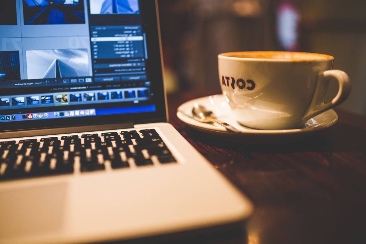 oficina, trabajo, negocio, espacio de trabajo, mesa, escritorio, artilugios, macbook, ordenador portátil, computadora, adobe, sala ligera, edición, enviar, procesamiento, vaso, platillo, café, costa, cuchara, bokeh, todavía,