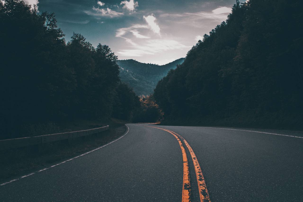 Carretera, calle, oscuridad, árboles, naturaleza, plantas, montaña, cielo, nubes, pacífica,