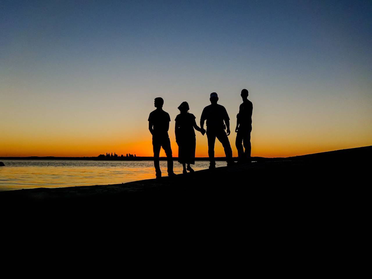 silhouette, family, island, canada, lake, sunset, people, men, woman, dusk, travel, horizon, evening, reflection, vacation, group, friends, water
, 
