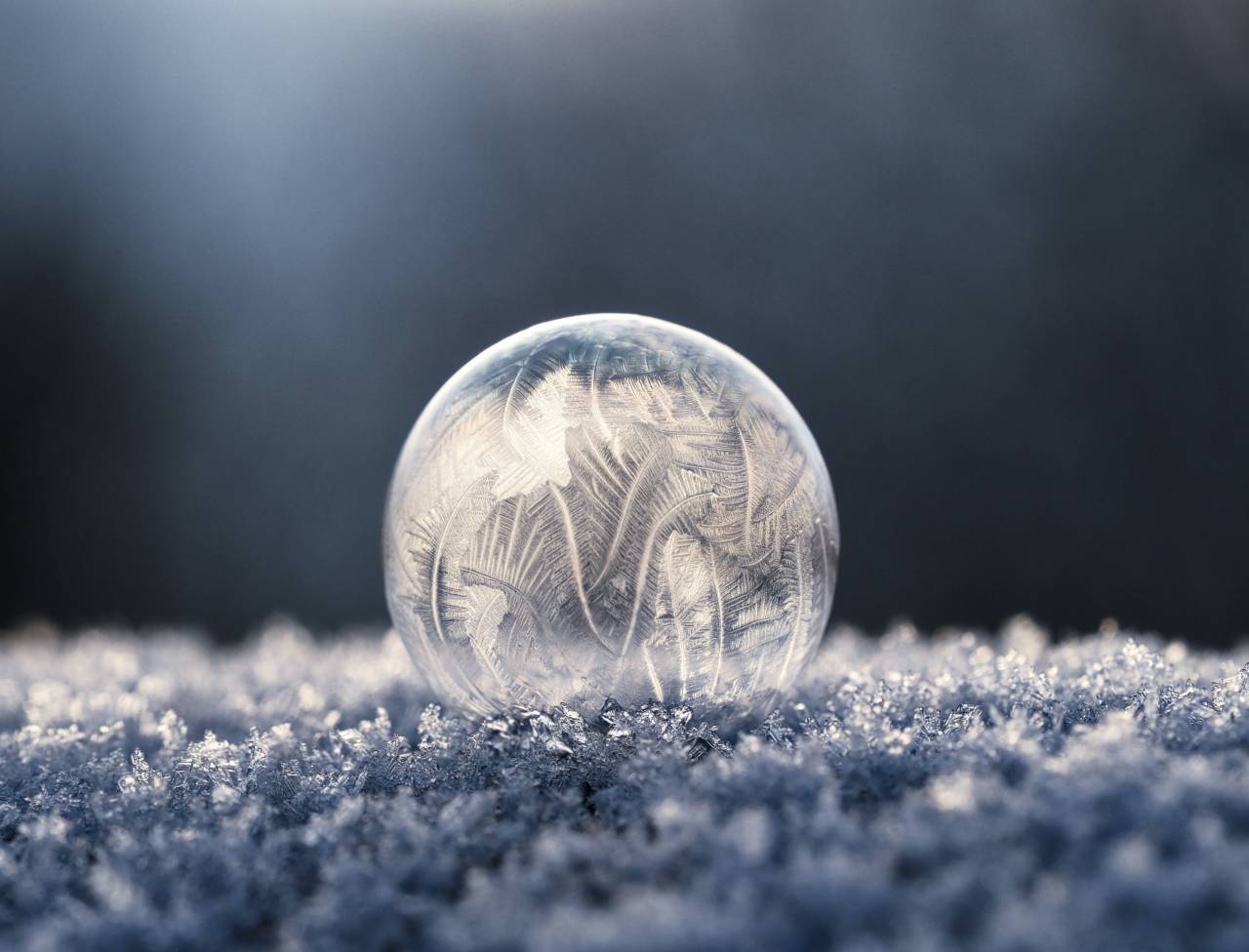 hielo;bola,primer plano,esfera,azul,brillante,vidrio,material,nieve,fondos,decoración,naturaleza,único objeto,invierno,cristal,macro,temporada,