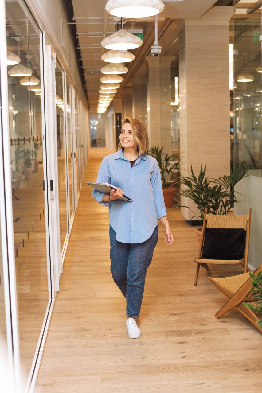 mujer,adentro,mujeres,una persona,adulto,etnia caucásica,estilos de vida,ropa casual,adulto joven,mujeres,trabajando,hombres,uno,mujer,sonriendo,mujeres jóvenes,oficina,