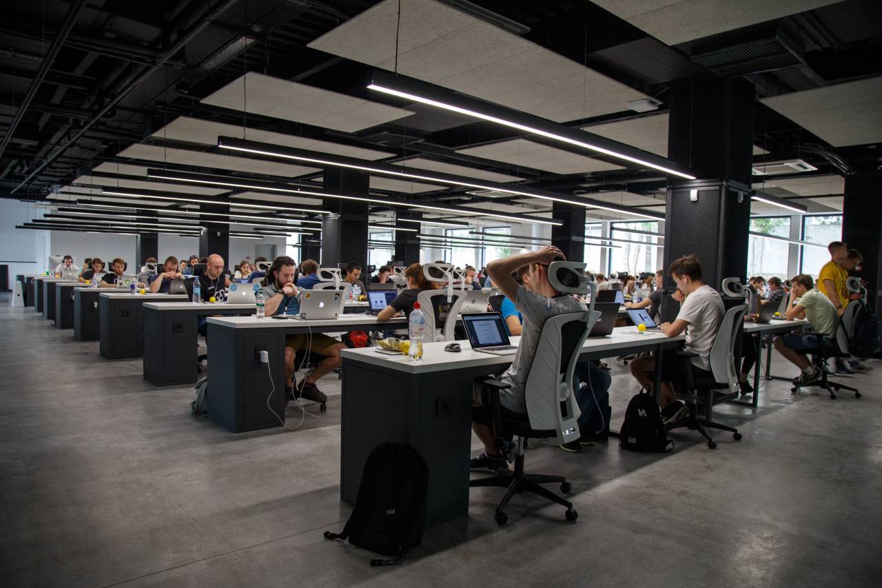 oficina, negocio, moderno, computadora, trabajo, escritorio, mesa, tecnología, habitación, fondo, espacio, interior, corporativo, profesional, interior, mueble, empresa, adentro, éxito, sentado, Estilos de vida, usando la computadora, Unidad, multiétnico grupo, trabajador, empleado, oficina,