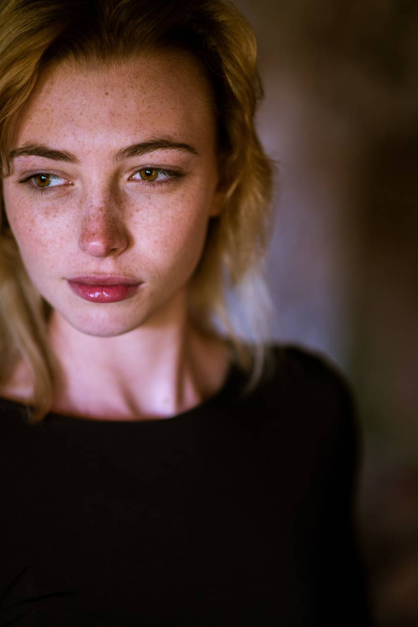 cara,una persona,retrato,mujer,mirando a la cámara,adulto,etnia caucásica,adulto joven,mujeres jóvenes,primer plano,belleza,mirando,uno,mujer,mujeres,pelo rubio,estilos de vida,uno,joven,mujer,humano cara,sólo,cabello castaño,gente real,interiores,confianza,foto de estudio,ropa informal,sólo adultos,modelo de moda,centrarse en primer plano,