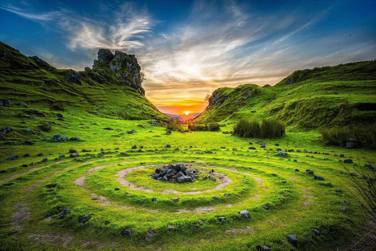 cara, naturaleza, hierba, paisaje, aire libre, verano, pradera, escena rural, puesta de sol, color verde, montaña, granja, nube, cielo, sol, belleza en la naturaleza, círculo, geométrico,