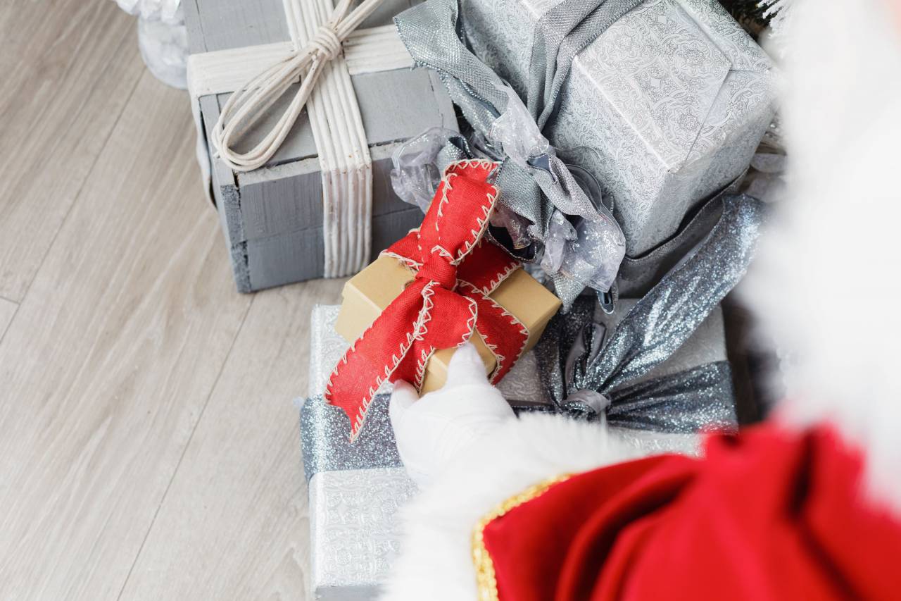 Navidad, santa, feliz, Navidad, fiesta, alegre, claus, nuevo, rojo, año, sombrero, regalo, divertido, fondo, blanco, carácter, celebración, decoración, alegría, diseño, bolso, hombre, presente, gorra, gracioso, estilo, dibujos animados, antiguo, disfraz, lindo, saludo, sorpresa, concepto, saco, sonrisa, símbolo, nieve, póster, arte, año nuevo, venta, moda, masculino,