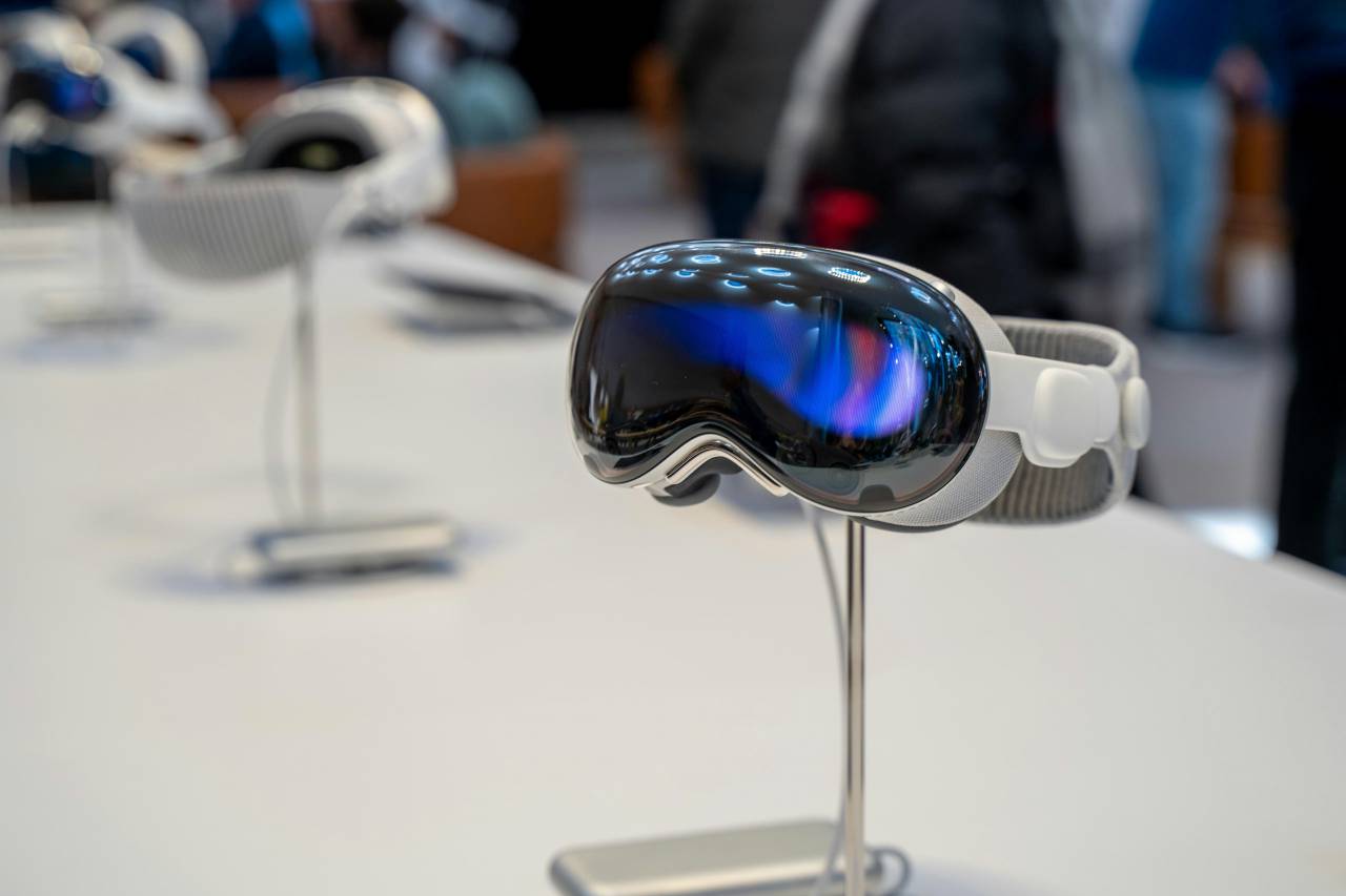 Apple Vision, Pro, gafas, realidad aumentada, tecnología portátil, innovación, gafas inteligentes, futurista, tecnología, diseño, moda, gafas AR, alta tecnología, integración digital, vanguardia, estilo, funcionalidad, experiencia perfecta, óptica avanzada, Interfaz de usuario, conectividad, movilidad, ecosistema Apple, ingeniería de precisión, realidad mejorada, próxima generación, tecnología portátil, rendimiento, revolucionario, realidad virtual, 