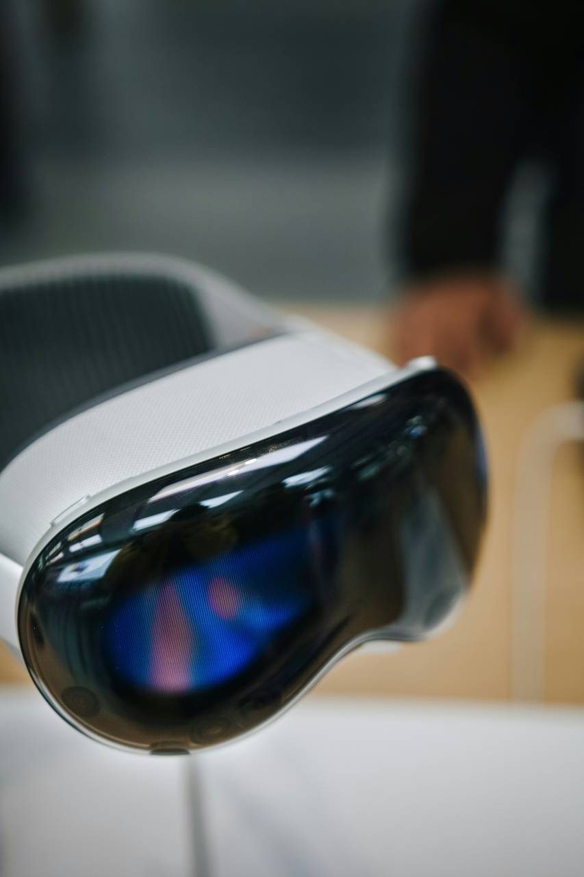Apple Vision, Pro, gafas, realidad aumentada, tecnología portátil, innovación, gafas inteligentes, futurista, tecnología, diseño, moda, gafas AR, alta tecnología, integración digital, vanguardia, estilo, funcionalidad, experiencia perfecta, óptica avanzada, Interfaz de usuario, conectividad, movilidad, ecosistema Apple, ingeniería de precisión, realidad mejorada, próxima generación, tecnología portátil, rendimiento, revolucionario, realidad virtual, 