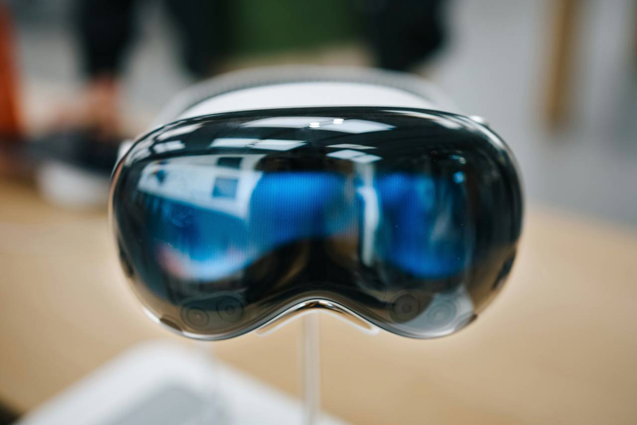 Apple Vision, Pro, gafas, realidad aumentada, tecnología portátil, innovación, gafas inteligentes, futurista, tecnología, diseño, moda, gafas AR, alta tecnología, integración digital, vanguardia, estilo, funcionalidad, experiencia perfecta, óptica avanzada, Interfaz de usuario, conectividad, movilidad, ecosistema Apple, ingeniería de precisión, realidad mejorada, próxima generación, tecnología portátil, rendimiento, revolucionario, realidad virtual, 