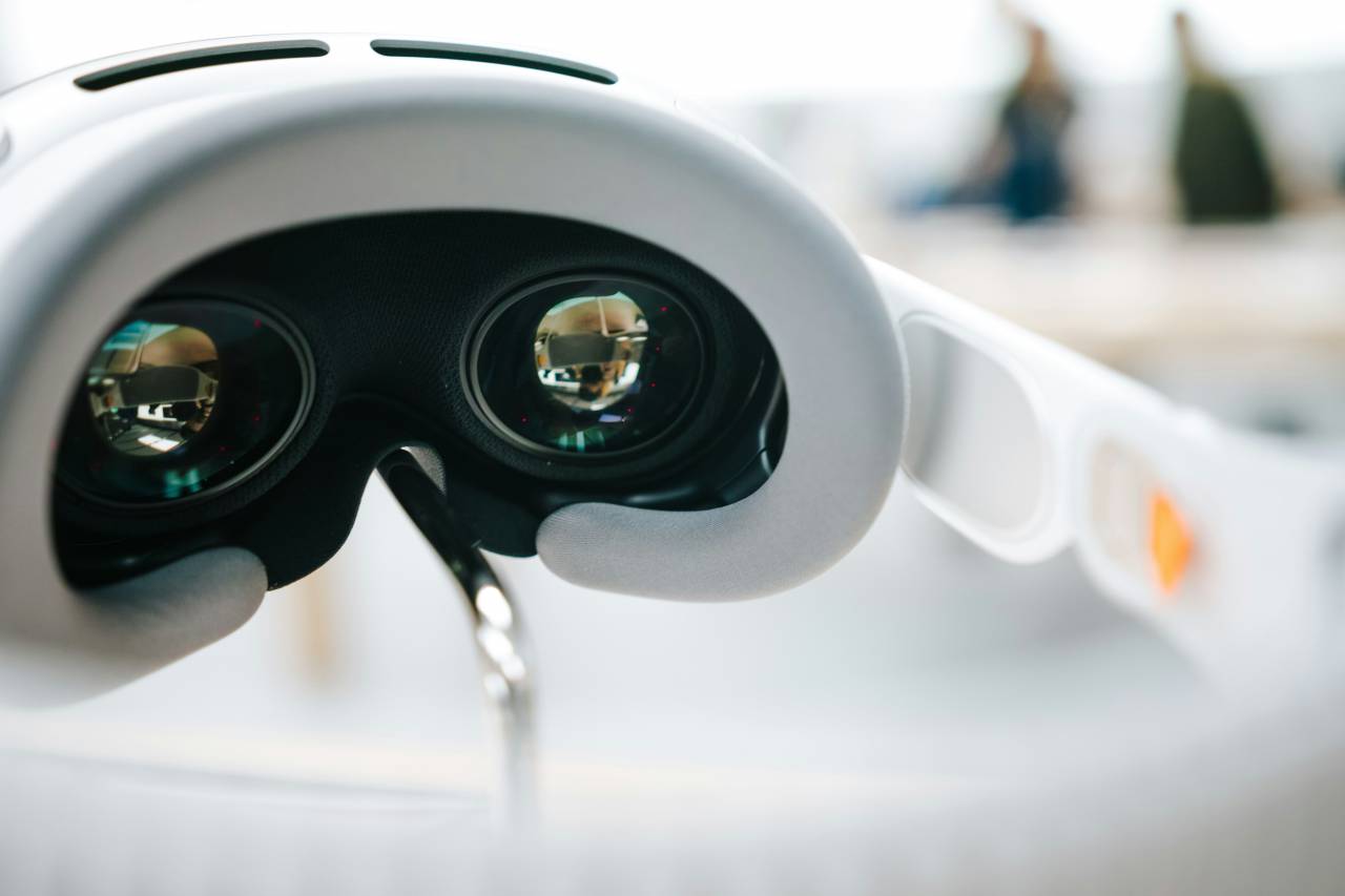 Apple Vision, Pro, gafas, realidad aumentada, tecnología portátil, innovación, gafas inteligentes, futurista, tecnología, diseño, moda, gafas AR, alta tecnología, integración digital, vanguardia, estilo, funcionalidad, experiencia perfecta, óptica avanzada, Interfaz de usuario, conectividad, movilidad, ecosistema Apple, ingeniería de precisión, realidad mejorada, próxima generación, tecnología portátil, rendimiento, revolucionario, realidad virtual, 