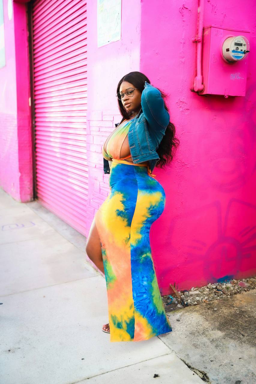 Púrpura;Miami;mujer,mujer,una persona,adulto,adulto joven,al aire libre,moda,belleza,estilo de vida,mujer joven,vestido,sonriente,multicolor,modelo de moda,uno,mujer, 