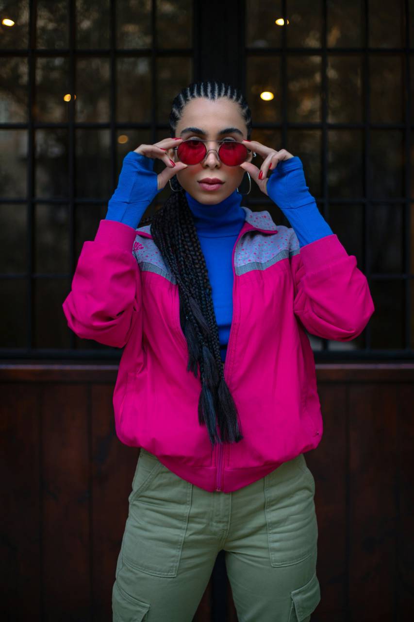 púrpura;mujer;gafas,mujer,una persona,al aire libre,gafas de sol,etnia caucásica,adulto,estilos de vida,adulto joven,moda,retrato,elegancia,invierno,gafas,sonriendo,hombres,vida en la ciudad,mirar,belleza, dreadlocks