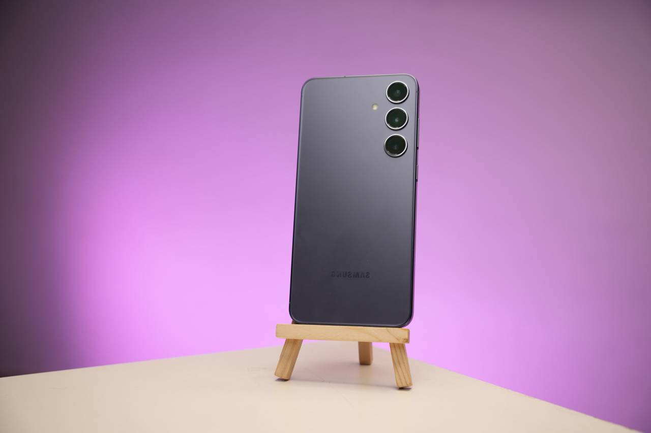 purple, samsung, s23, s23,equipment,single object,wood,material, equipment, single object, wood, material, Cell Phone, 