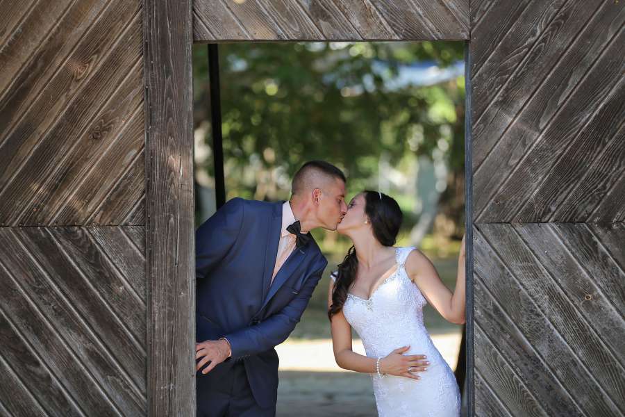 kiss, bride, groom, just married, carpentry 