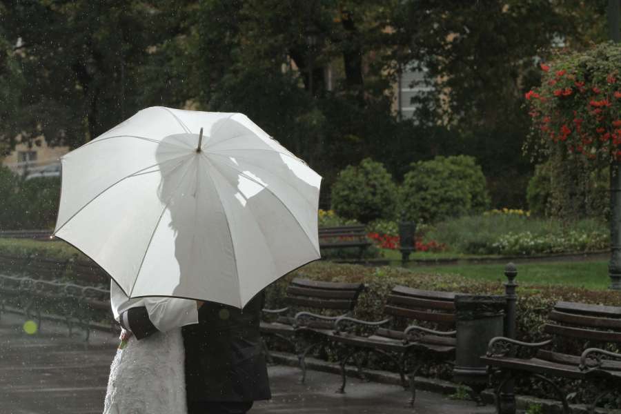 novia, jardín, abrazo, beso, lluvia, romántico