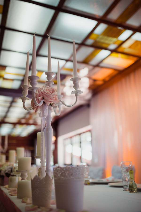 elegante, blanco, velas, candelero