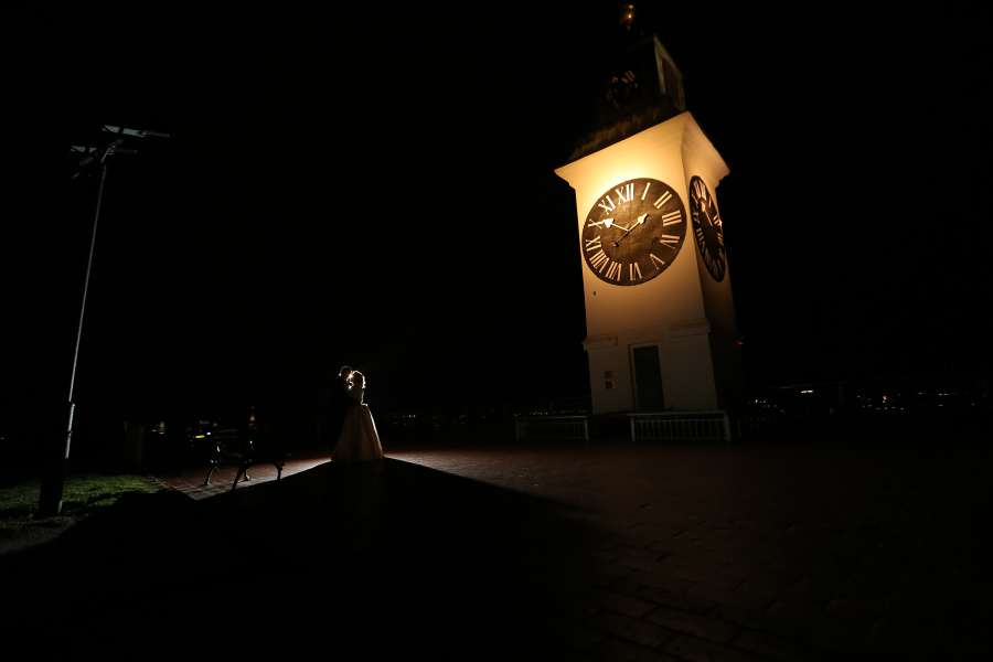 romántico, noche, pareja, calle, reloj