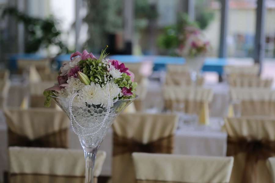 Lugar de la boda, decoración, jarrón, mesas.