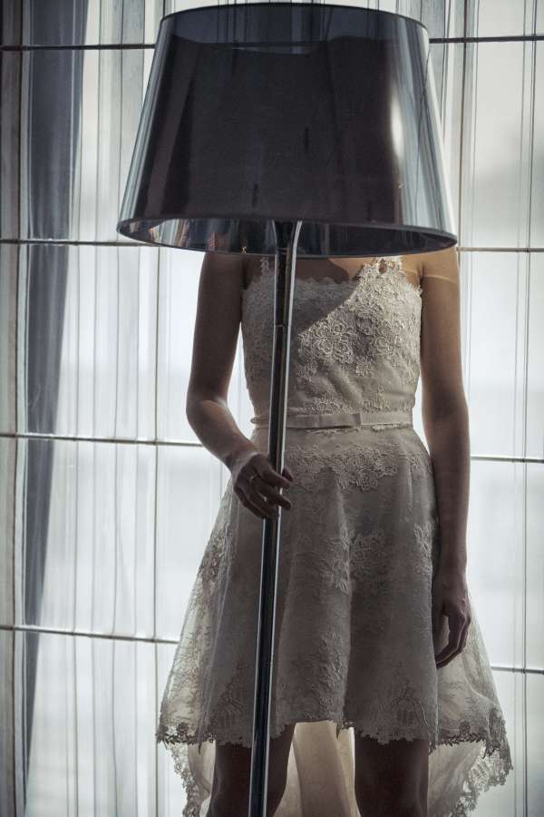 vestido, mujer joven, lámpara, de pie, boutique