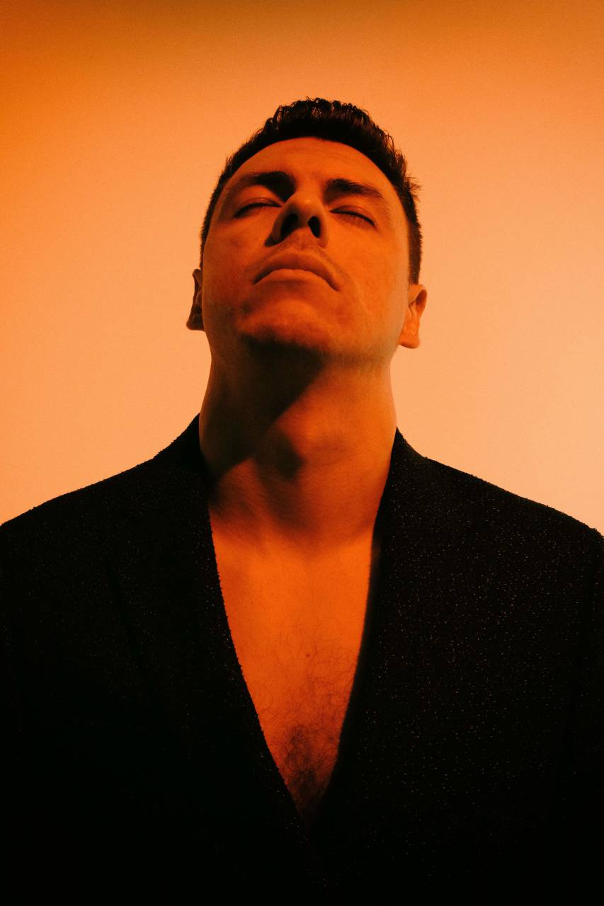 masculino, hombre, aislado, retrato, persona, fondo, expresión, contento, blanco, gente, cerrado, emoción, joven, concepto, hermoso, chico, chico, felicidad, suspiro, trastornar, Ojos cerrados, alegre, cansado, problema, adulto estrés, infeliz, enojado, ojos, de pie, cara, atractivo, agradecido, sentimientos, hembra, estilo de vida, amor, divertido, uno, frustrado, malo, gen z, deprimido, solo, soñador,
