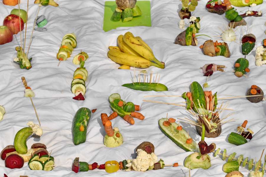 decoration, ?food?, handkerchief, meal, fruit 