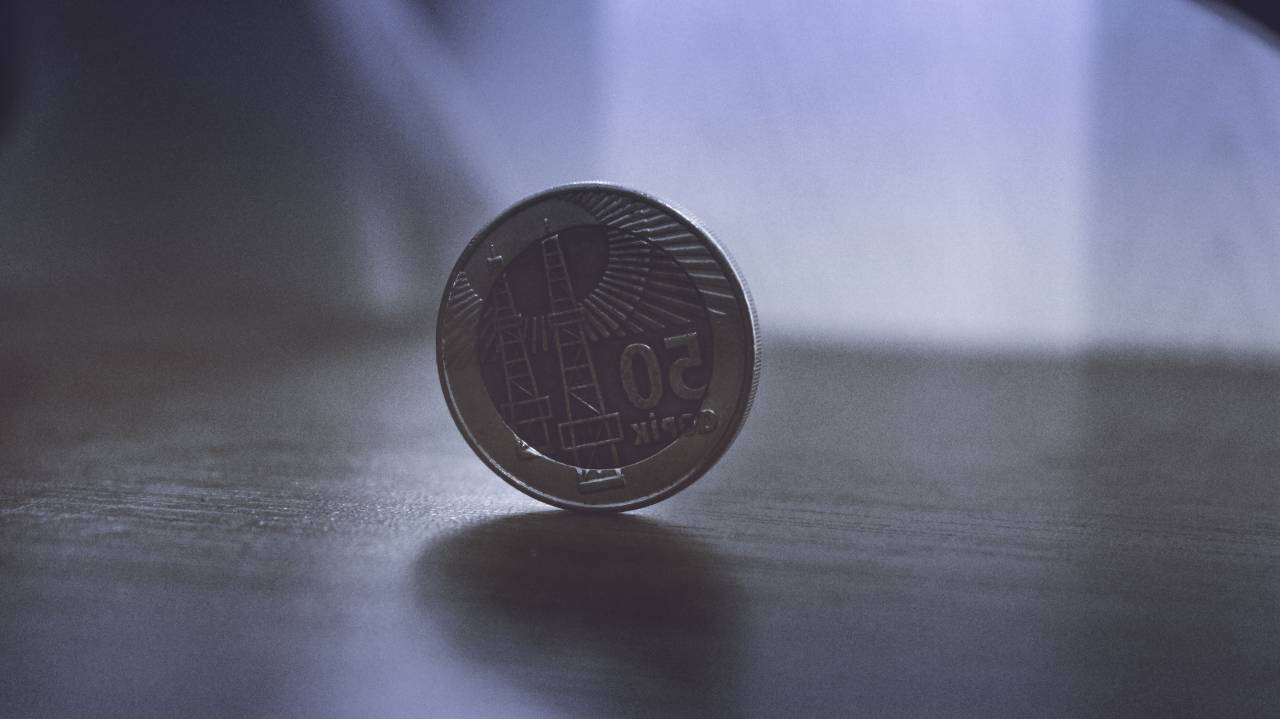 coin, shadow, wooden, table, round, circle, stand, money, finance, cash
, 