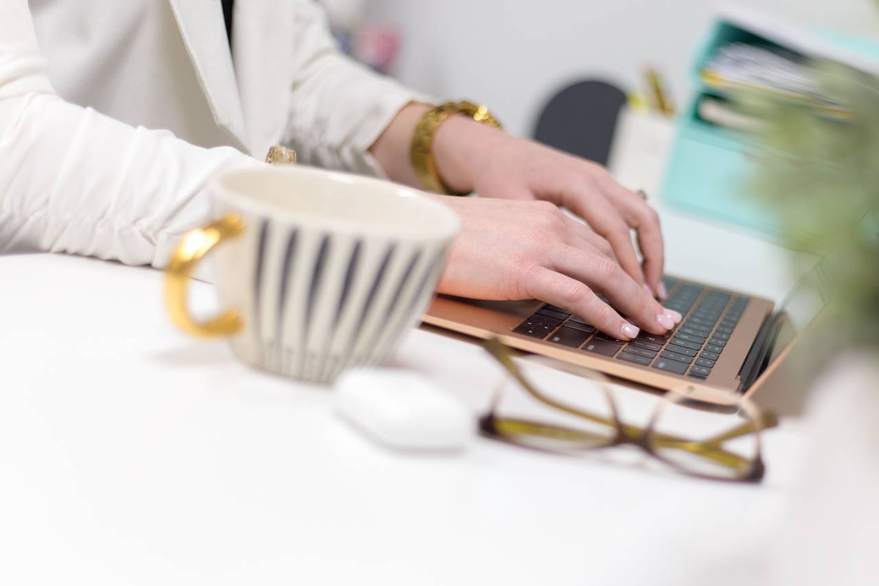 gafas, escritorio, trabajo, ordenador portátil, mecanografía, persona, vaso, jarra, oficina, mesa, planta, negocio, concepto, computadora, café, autónomo,