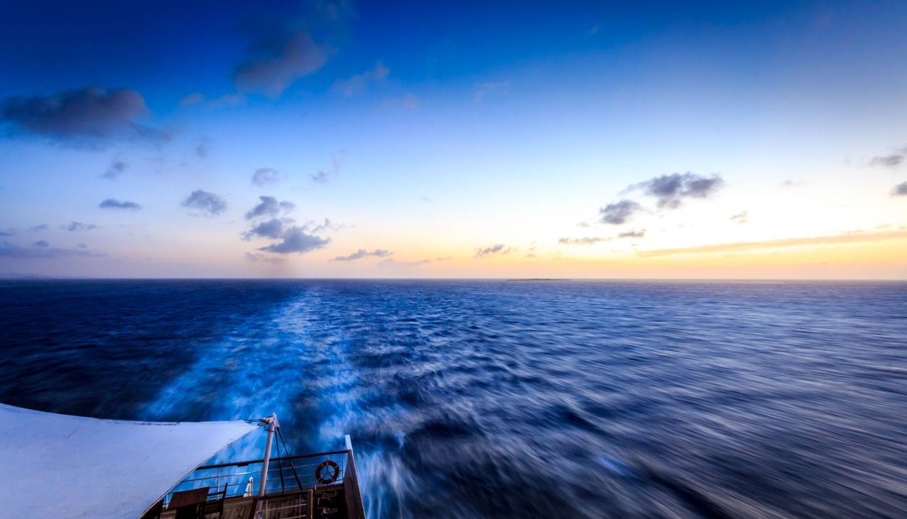 naturaleza, agua, océano, mar, olas, salpicaduras, superficie, ondas, barco, senderos, cielo, nubes, horizonte, gradiente, naranja, azul,