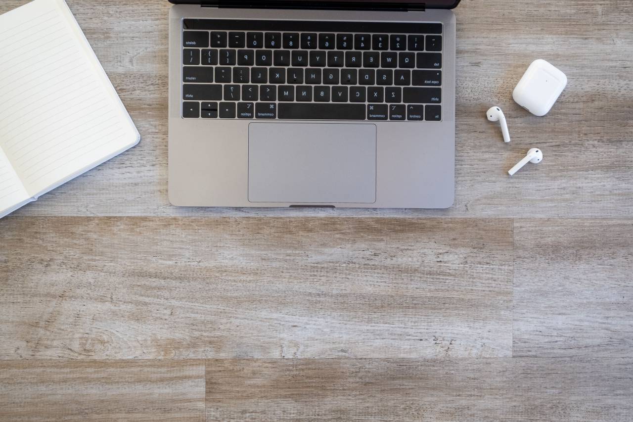 oficina, escritorio, teclado, auriculares, espacio de trabajo, tecnología, parte superior, vista, plano, madera, mesa, negocio, fondo, copyspace, airpods, ordenador portátil, cuaderno, papel,