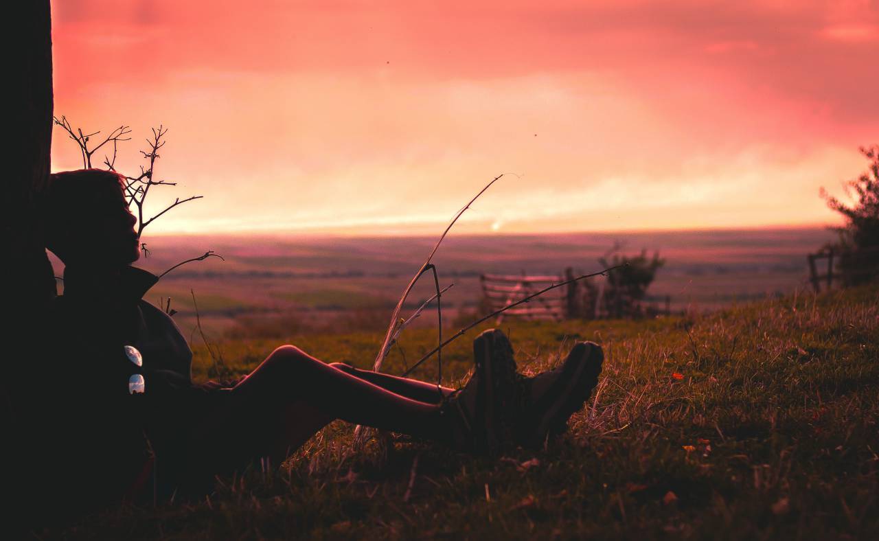 cielo, nubes, puesta de sol, gente, hombre, descanso, relajarse, al aire libre, aventura, viajar, tierras altas, paisaje, montaña, excursionismo, verde, césped, naturaleza, oscuro,