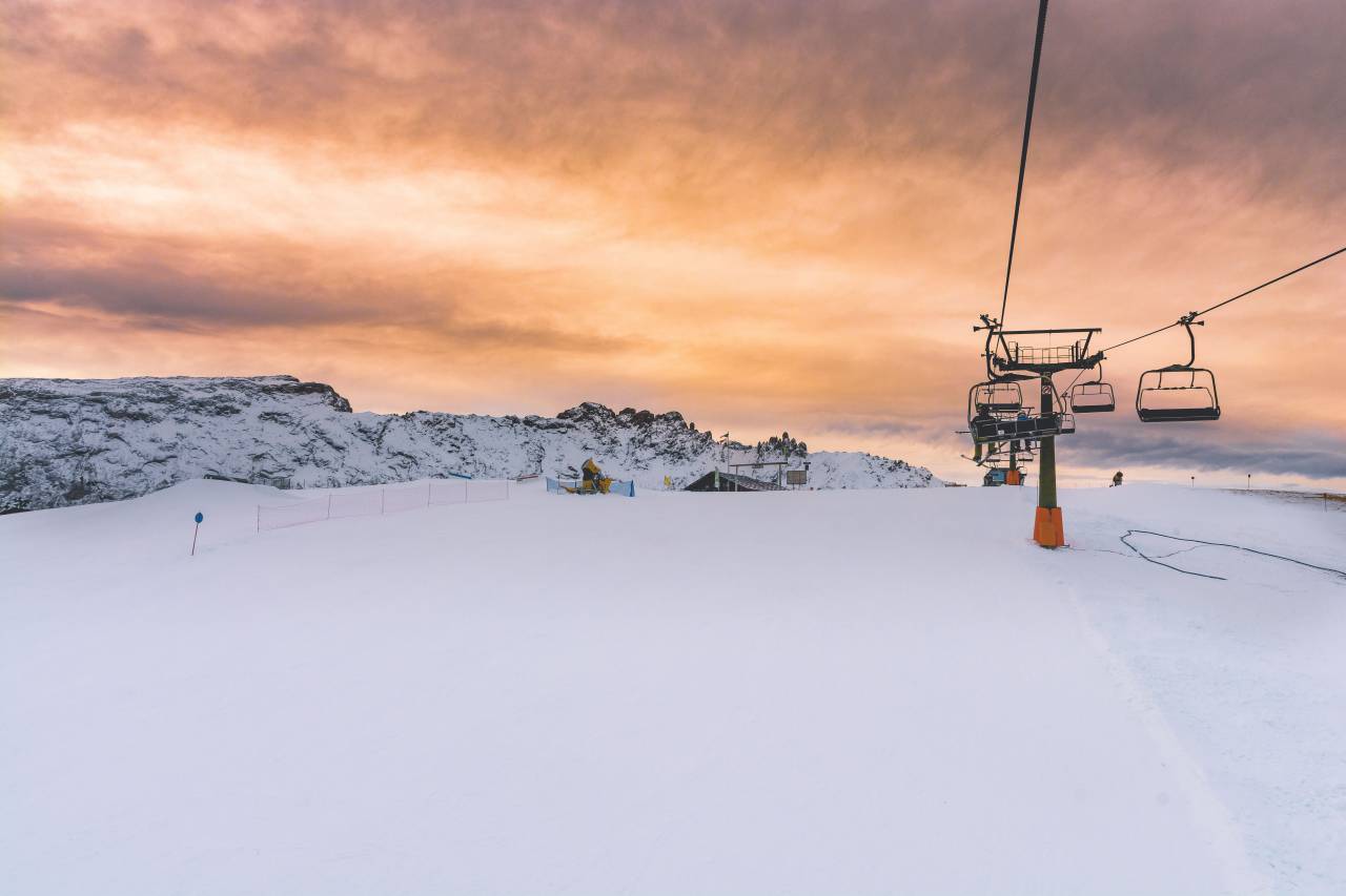 nieve, naturaleza, cable, paisaje, paseo, al aire libre, aventura, viaje, viaje, frío, invierno, valla, cielo, nubes, rocas, montaña,
