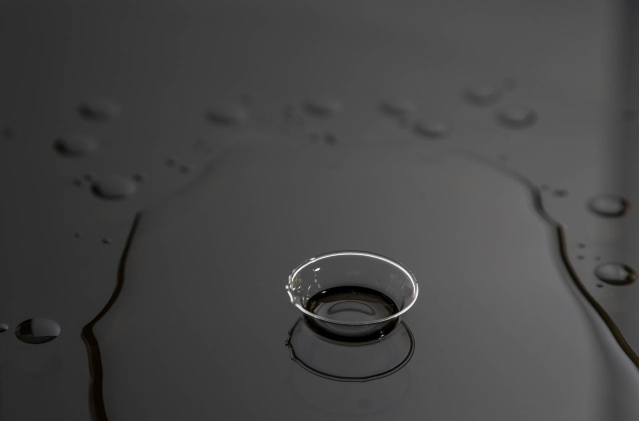 still, items, things, bowl, transparent, water, splash, reflection, composition, black and white, bokeh
, 