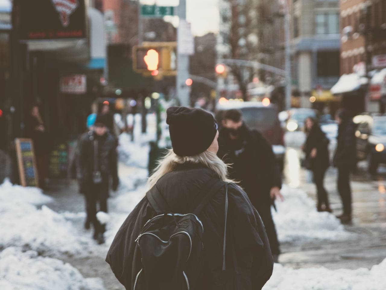 mujer, niña, dama, gente, espalda, estar, estilo, moda, ciudad, centro de la ciudad, urbano, metro, ocupado, peatonal, nieve, edificios, carros, tráfico, luces,