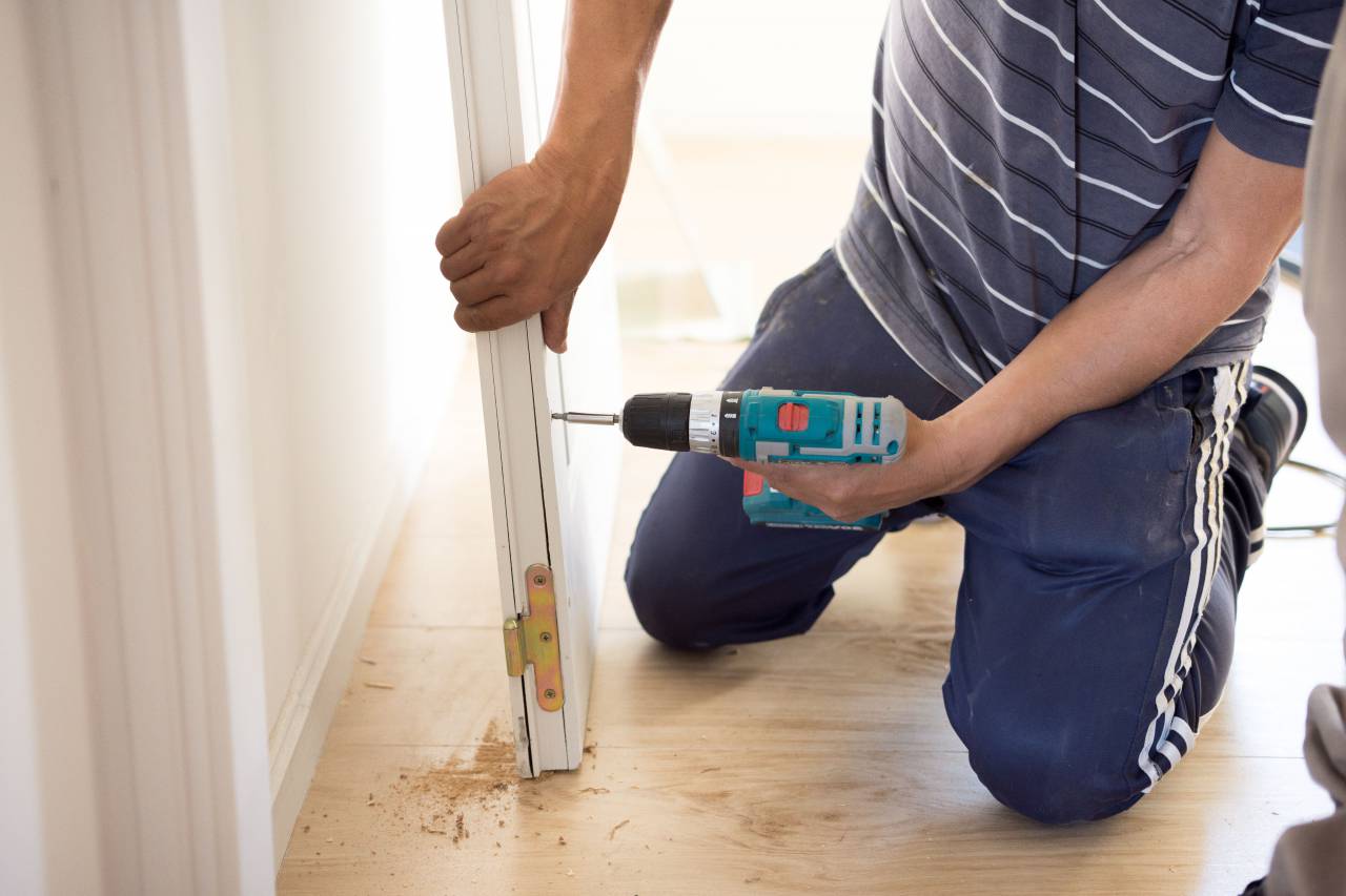 Carpintero, Puerta, Reparación, Carpintería, Mejoras para el hogar, Taladro, Herramienta, Casco, Ropa de trabajo, Manitas, Reparación, Renovación, Construcción, Habilidad, Artesanía, Trabajo manual, Bricolaje, Profesional, Sitio de trabajo, Industrial,