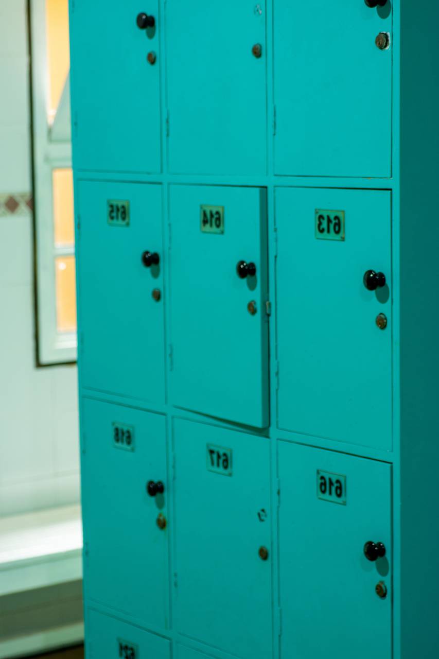 Armario, Metal, Azul, Bloqueo, Almacenamiento, Seguridad, Acero, Mango, Close-up, Interior, Objeto, Horizontal, Solo objeto, Escuela, Seguro, Protección, Bloqueo, Vestuario, Puerta, Candado, Accesibilidad, Personal, Moderno, Brillante y Contemporáneo,