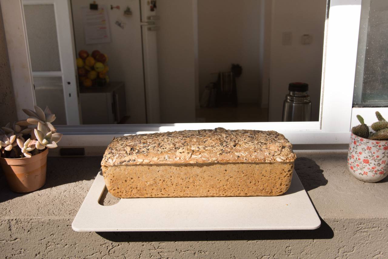 Pan, Hecho en casa, Al horno, Integral, Semilla, Hogaza, Comida, Saludable, Delicioso, Desayuno, Cocina, Nutrición, Orgánico, Vegetariano, Crujiente, Rústico, Pan casero, Ventana, Luz natural, Inicio,