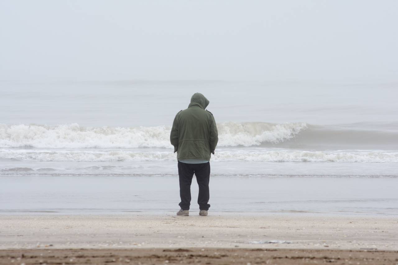 frío, invierno, playa, caminando, hombre, solo, soledad, océano, mar, costa, escénico, naturaleza, pacífico, tranquilo, sereno, costero, al aire libre, exploración, aventura, relajación, vacaciones, escapada, ocio, horizontal, chaqueta,