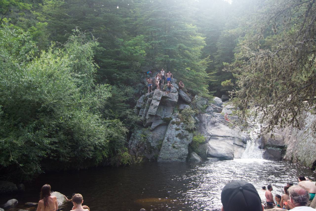 Montaña, Río, La Cumbresita, Provincia de Córdoba, Argentina, Agua, Corriente, Que fluye, Paisaje, Paisaje, Naturaleza, Al aire libre, Destino turístico, Vacaciones, Viajes, Aventura, Salvaje, Escénico, Hermosa, Sereno, Tranquilo, Pacífico, Refrescante, Limpiar puro, turista, gente, muchedumbre, saltar,