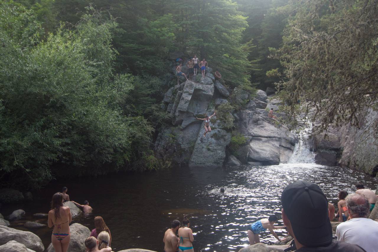 Montaña, Río, La Cumbresita, Provincia de Córdoba, Argentina, Agua, Corriente, Que fluye, Paisaje, Paisaje, Naturaleza, Al aire libre, Destino turístico, Vacaciones, Viajes, Aventura, Salvaje, Escénico, Hermosa, Sereno, Tranquilo, Pacífico, Refrescante, Limpiar puro, turista, gente, muchedumbre, saltar,