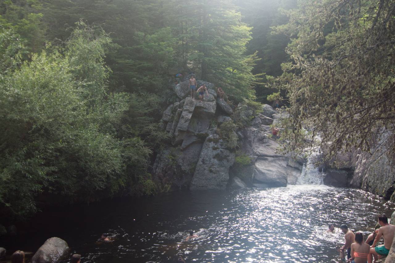 Montaña, Río, La Cumbresita, Provincia de Córdoba, Argentina, Agua, Corriente, Que fluye, Paisaje, Paisaje, Naturaleza, Al aire libre, Destino turístico, Vacaciones, Viajes, Aventura, Salvaje, Escénico, Hermosa, Sereno, Tranquilo, Pacífico, Refrescante, Limpiar puro, turista, gente, muchedumbre, saltar,