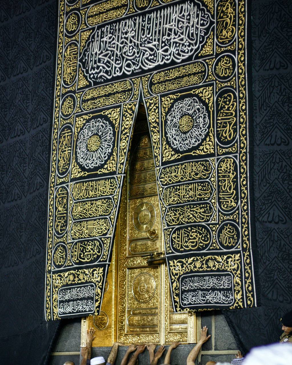 Kaaba, Pilgrims, Masjid al-Haram, Mosque, Islam, Muslim, Mecca, Hajj, Religious, Faith, Worship, Sacred, Holy, Tradition, Spiritual, Crowd, Ceremony, Ritual, Pray, Saudi Arabia, Culture, Architecture, Symbol, Unity, Diversity, 