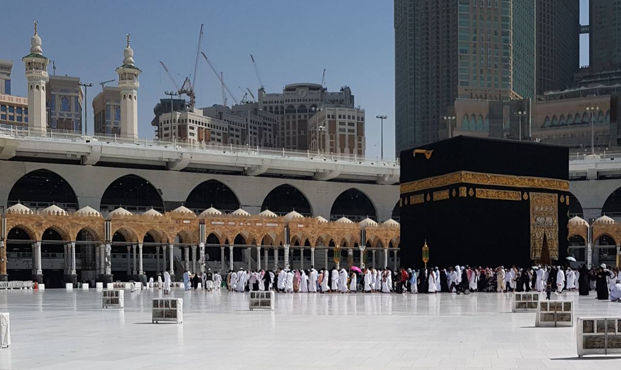 🥇 Image of The Kaaba among the pilgrims in the Masjid al-Haram Mosque ...