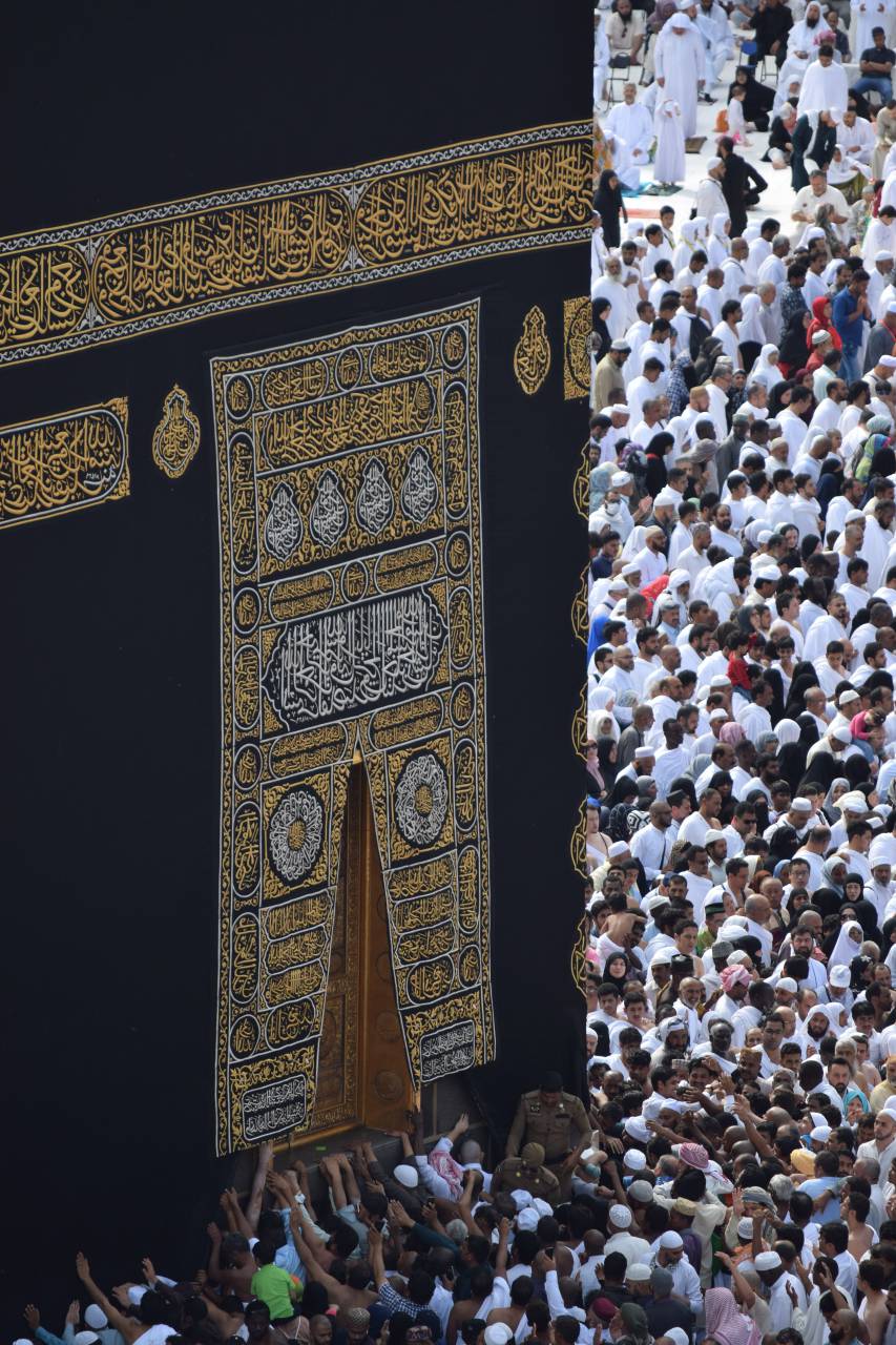 Kaaba, Peregrinos, Masjid al-Haram, Mezquita, Islam, Musulmán, La Meca, Hajj, Religioso, Fe, Adoración, Sagrado, Santo, Tradición, Espiritual, Multitud, Ceremonia, Ritual, Orar, Arabia Saudita, Cultura, Arquitectura, Símbolo, Unidad, Diversidad,