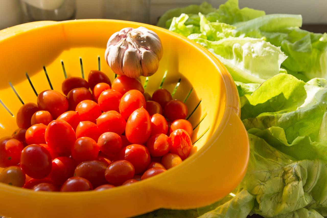 Lechuga, Hojas, Lavado, Cocina, Preparación de alimentos, Alimentación saludable, Frescura, Orgánico, Verde, Ensalada, Vegetariano, Vegano, Culinario, Higiene, Limpieza, Cocinar, Preparación de comidas, Cocina casera, Ingredientes, Gotas de agua, Fregadero, Vida doméstica, Estilo de vida, Bienestar, Nutrición, tomate cherry, verdura,