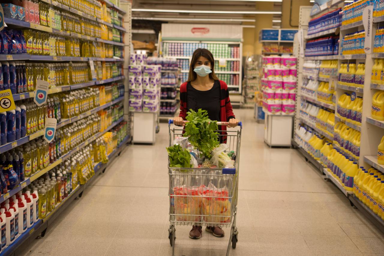 mujer, carrito de compras, supermercado, comestibles, comida, Al por menor, consumismo, compra, conveniencia, pasillo, producto, selección, Elecciones, compras, cliente, márketing, venta, descuento, revisa, pago, almacenar, comercial, economía, consumidor, estilo de vida ,