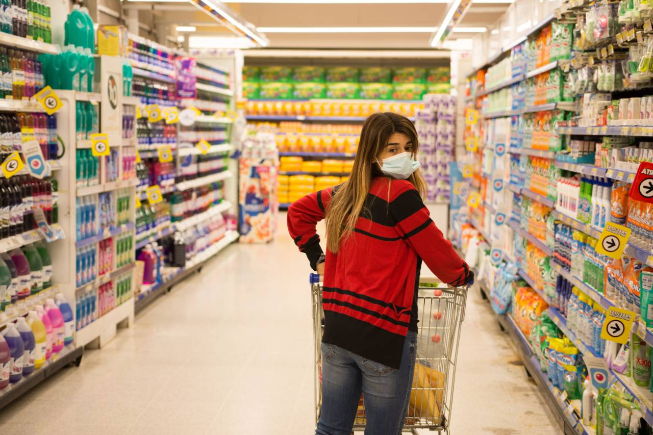 mujer, carrito de compras, supermercado, comestibles, comida, Al por menor, consumismo, compra, conveniencia, pasillo, producto, selección, Elecciones, compras, cliente, márketing, venta, descuento, revisa, pago, almacenar, comercial, economía, consumidor, estilo de vida ,