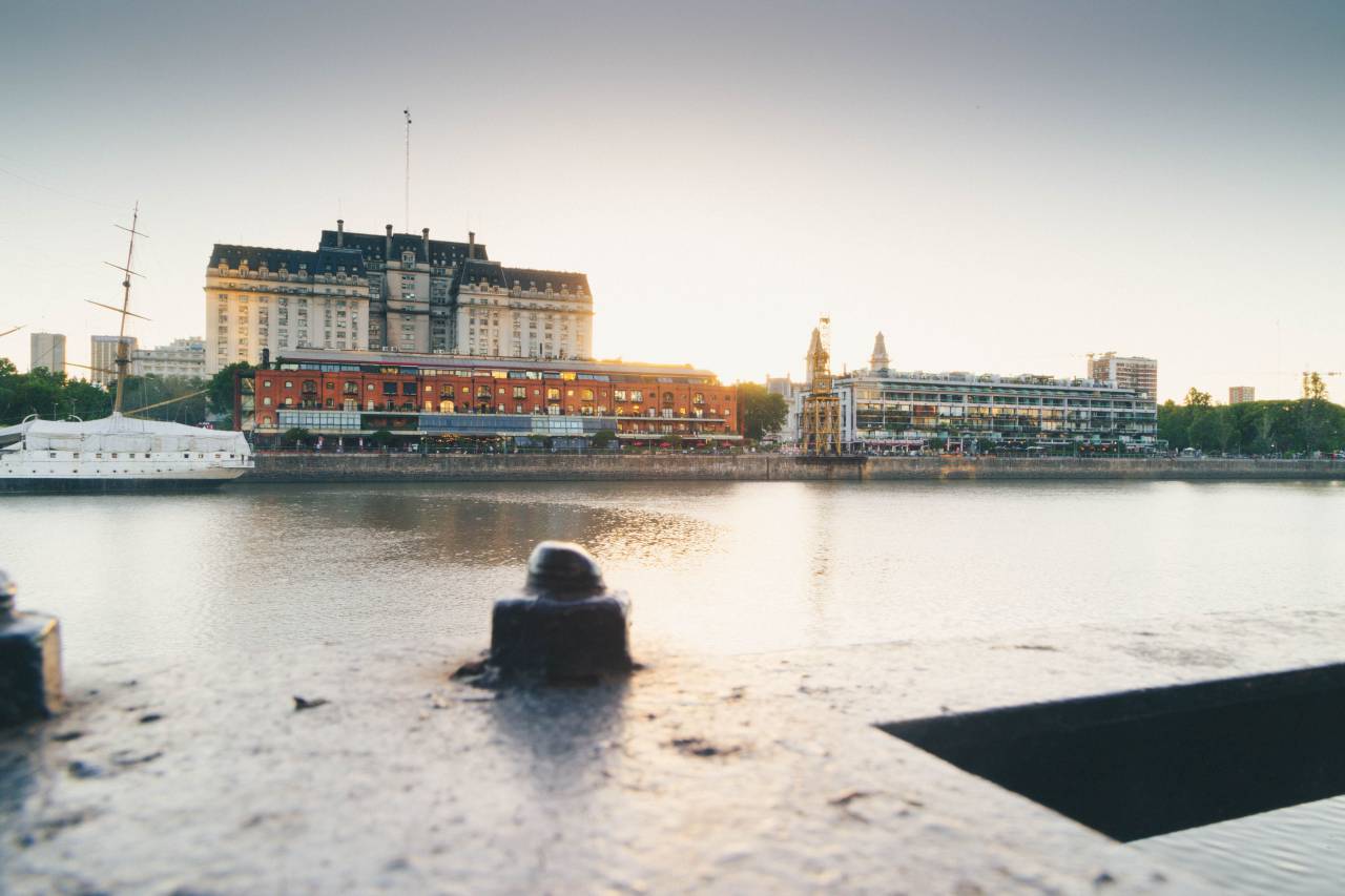 Paisaje urbano, arquitectura, Argentina, ciudad, día, punto de referencia, horizonte, capital, edificio, viajar, rascacielos, moderno, negocio, agua, Buenos Aires, centro de la ciudad, cielo, puente, America, Aires, Buenos, Puerto, Madero, ver, turismo latino, sur, urbano, frente al mar, azul, oficina, estilo de vida, vidrio, construcción, destino, puerto madero, horizontal, con clase, torre, mujer, vía fluvial, rascacielos, puerto, apartamento, puerto, panorámico, acero, vida, argentino, barco,