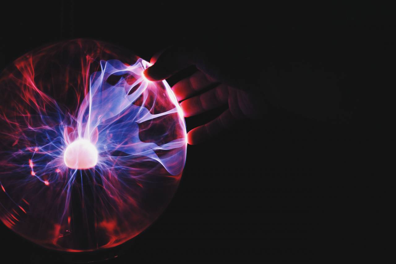 plasma, energía, bola, esfera, eléctrico, electricidad, poder, azul, tecnología, resumen, relámpago, luz, ilustración, brillo, diseño, círculo, vector, púrpura, magia, brillante, ciencia, bengala, flash, efecto, globo, oscuro, fondo, neón, chispa, rayo, perno, eléctrico, elemento, brillante, llama, explosión, carga, física, negro, trueno, ronda, color, láser, átomo, noche, explosión, choque, huelga, transparente,