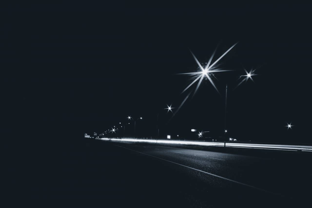 resumen, fondo, blanco y negro, fondo blanco y negro, paisaje urbano en blanco y negro, difuminar, negocio, coche, ciudad, fondo de la ciudad, fondo de la ciudad noche, oscuro, vacío, exposición, rápido, coches rápidos, movimiento rápido, autopista, autopista , coches de carretera, luces de carretera,