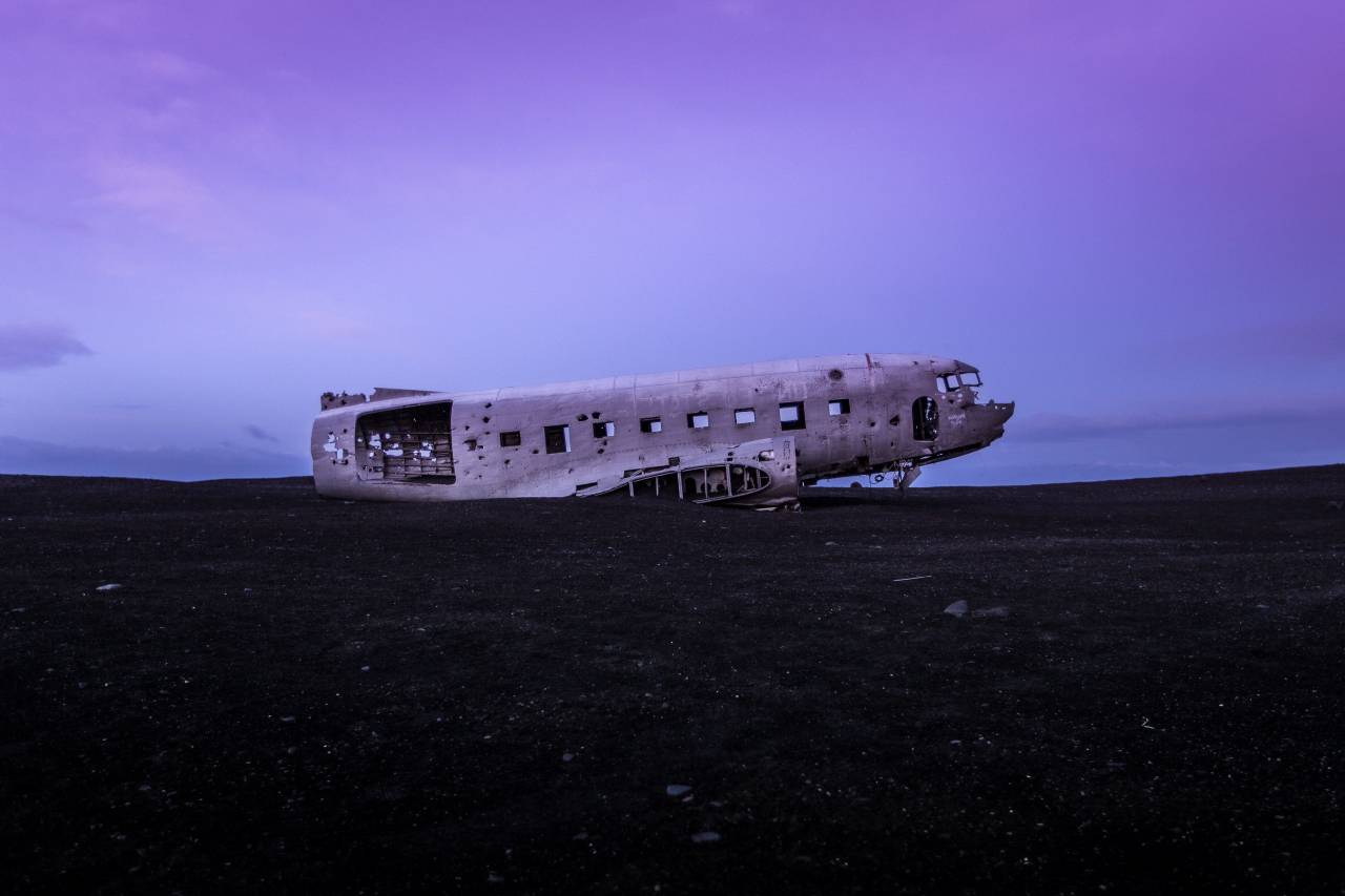 Avión, accidente, daños, naufragio, púrpura, cielo, nubes, anochecer, tarde, noche,